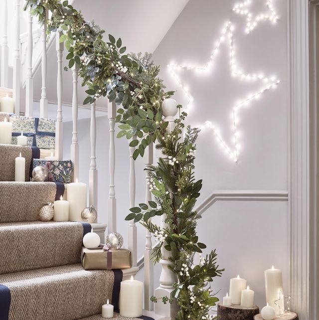 Garland di railing tangga. (Foto Country Living) 