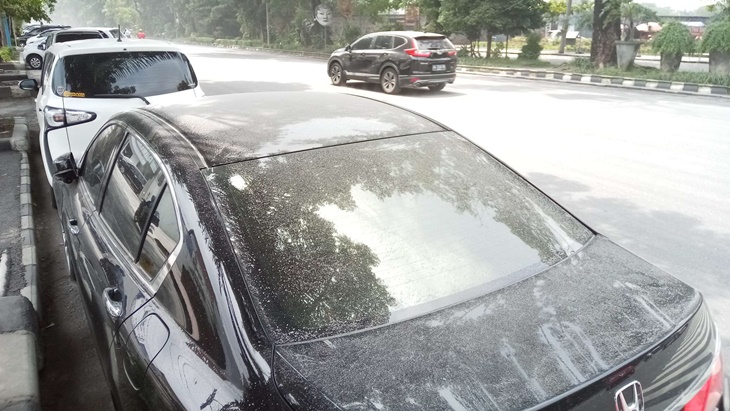 Hujan abu vulkanik Gunung Merapi sempat mengganggu aktivitas penerbangan di Bandara Adi Soemarmo