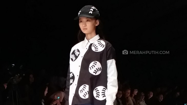 Perpaduan Gaya Tomboi dan Chic di Panggung Jakarta Fashion Week
