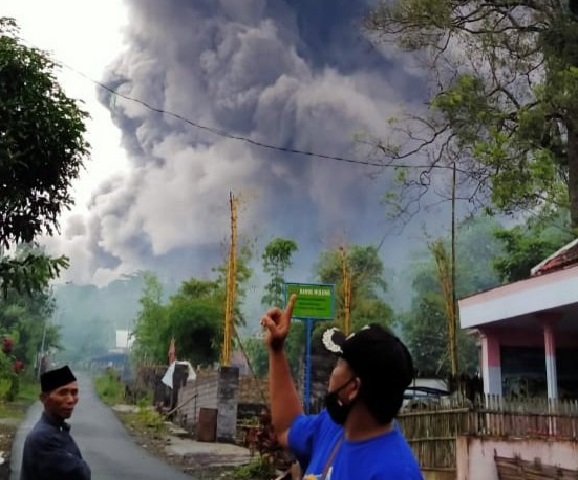 Semburan awan pasan Semeru. (Foto: Bupati Lumajang Thoriqul Haq)