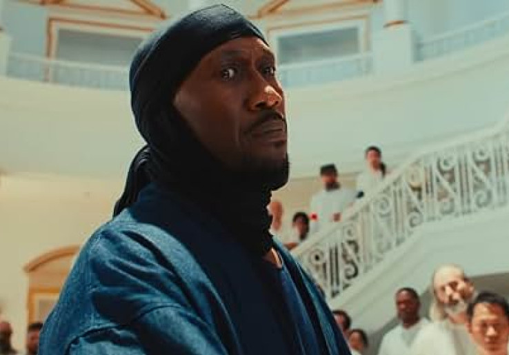 Trailer Perdana 'Your Mother, Your Mother, Your Mother' Rilis, Mahershala Ali Jadi Pembunuh Bayaran Religius