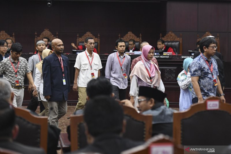 Sejumlah saksi dari pihak pemohon kembali ke ruangang saksi setelah diambil sumpahnya saat sidang Perselisihan Hasil Pemilihan Umum (PHPU) presiden dan wakil presiden di Gedung Mahkamah Konstitusi, Jakarta, Rabu (19/6/2019). (ANTARA FOTO/Hafidz Mubarak A