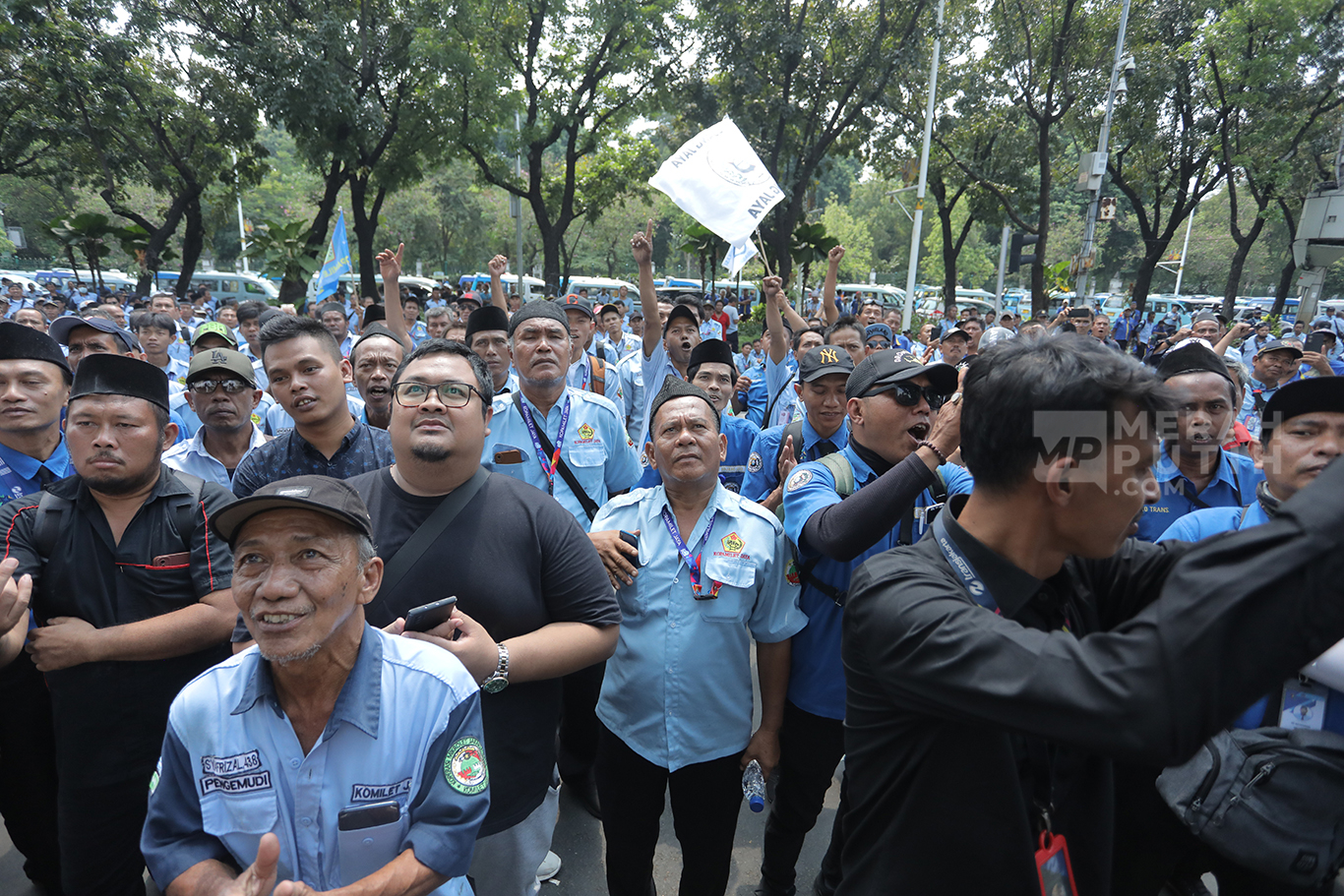 Aksi Demo Sopir Angkot JakLingko di Gedung Balai Kota DKI Jakarta