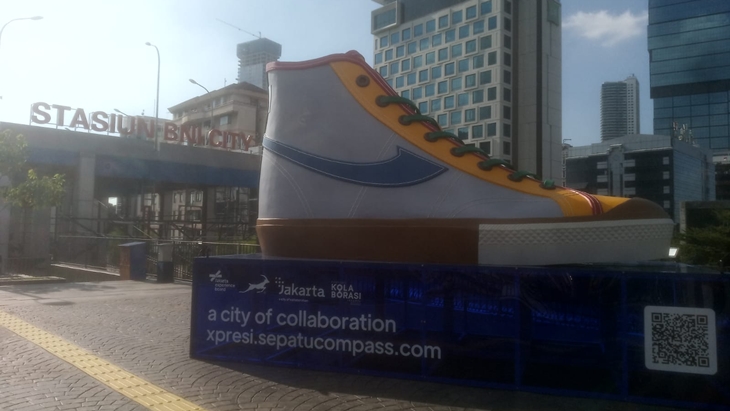Pemerintah Provinsi  DKI Jakarta memasang instalasi sepatu raksasa bertajuk Xpresikan Warnamu di sejumlah titik. (Foto: MP/Istimew)