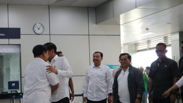Joko Widodo dan Prabowo Subianto memberikan keterangan di stasiun MRT Senayan Jakarta pada Sabtu (13/7) (Desca Lidya Natalia)