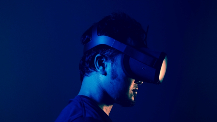 VR Box dapat menunjang pengalaman virtual tur. (Foto: Unsplash/minh pham)