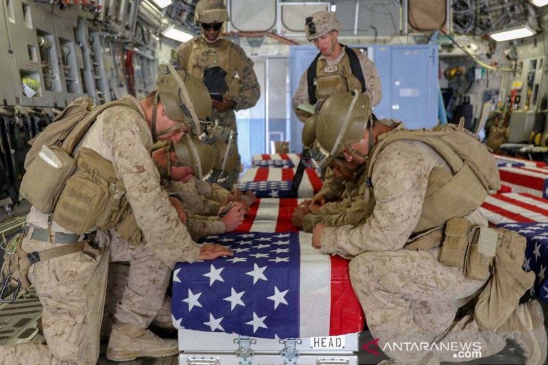 Prajurit Marinir AS memberi penghormatan terakhir pada rekannya yang tewas akibat bom bunuh diri di Bandara Internasional Hamid Karzai di Kabul, Afghanistan, 27/8/2021. (ANTARA/U.S. Central Command/Handout via Reuters)
