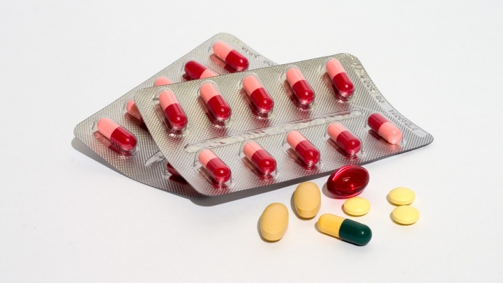 Baca obat-obatan (Sumber: Pixabay/adnovak)