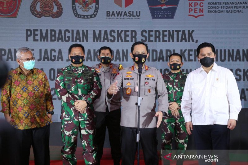 Wakapolri Komisaris Jenderal Polisi Gatot Eddy Pramono (tengah) didampingi Menteri BUMN Erick Thohir dan Kapolda Metro Jaya Irjen Polisi Nana Sudjana memberikan pemaparan tentang Operasi Yustisi dan Pilkada 2020 Aman dan Sehat di Mako Polda Metro Jaya. ANTARA/HO-Polda Metro Jaya