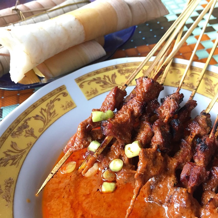 Sate bulayak. (Foto: Instagram/diniariestiyan)