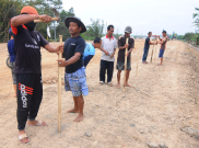 Puluhan Warga Batang Blokir Akses Jalan Tol