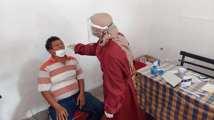   Petugas nakes melakukan tes swab antigen pada warga untuk melakukan tracking COVID-19. (MP/Ismail)
