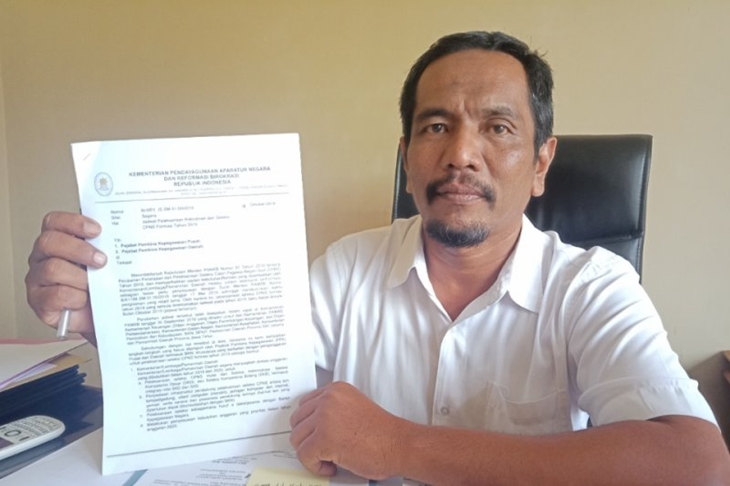 Sekretaris Badan Kepegawaian dan Pengembangan Sumber Daya Manusia (BKPSDM) Kabupaten Aceh Barat, Ir Aswin memperlihatkan surat dari Kementerian Pendayagunaan Aparatur Negara, Reformasi Birokrasi terkait jadwal penerimaan tes Calon Pegawai Negeri Sipil (CPNS) Tahun 2019, Rabu (9/10/2019) siang di Meulaboh. (ANTARA/Teuku Dedi Iskandar)