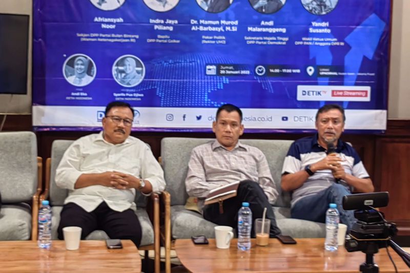Wakil Ketua Umum (Waketum) Partai Bulan Bintang (PBB) Dwianto Ananias (paling kiri) dalam acara diskusi bertajuk "Figur Pemimpin Partai Peluang Capres 2024", di Jakarta, Jumat (20/1/2023). ANTARA/Melalusa Susthira K