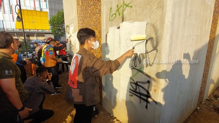 Bersihkan Tembok Bekas Vandalisme, Gibran Bakal Tambah CCTV