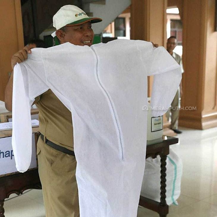 Gubernur Jawa Tengah Ganjar Pranowo menunjukkan baju hazmat untuk menangani pasien COVID-19 yang dibuat sendiri dari RSUD dr Moewardi Solo, Senin (23/3). (MP/Ismail)