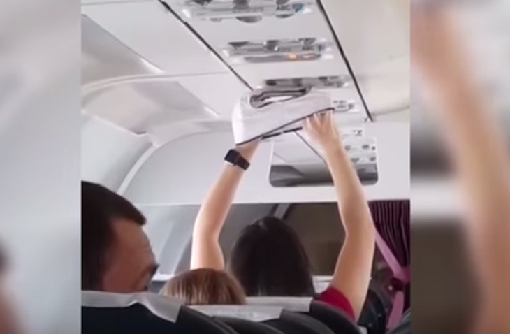 Viral, Wanita Keringkan Celana Dalam Pakai AC di Pesawat