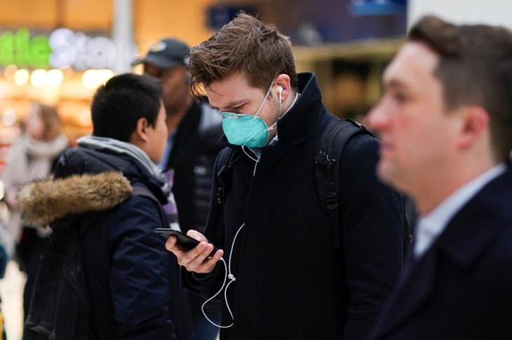 Seorang pria dengan mengenakan masker berjalan melalui stasiun Waterloo di London, Inggris, Selasa (10/3/2020), saat jumlah kasus virus corona meningkat di seluruh dunia. ANTARA/ REUTERS/Henry Nicholls/tm