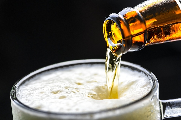 Konsumsi alkohol bisa merusak kesehatan usus. (Foto: Pixabay/rawpixel)