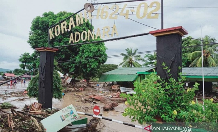 Koramil 1624-02 Adonara yang rusak akibat banjir bandang di Flores Timur, NTT, Senin (5/4/2021). ANTARA/Anca Boleng/wpa/wsj.