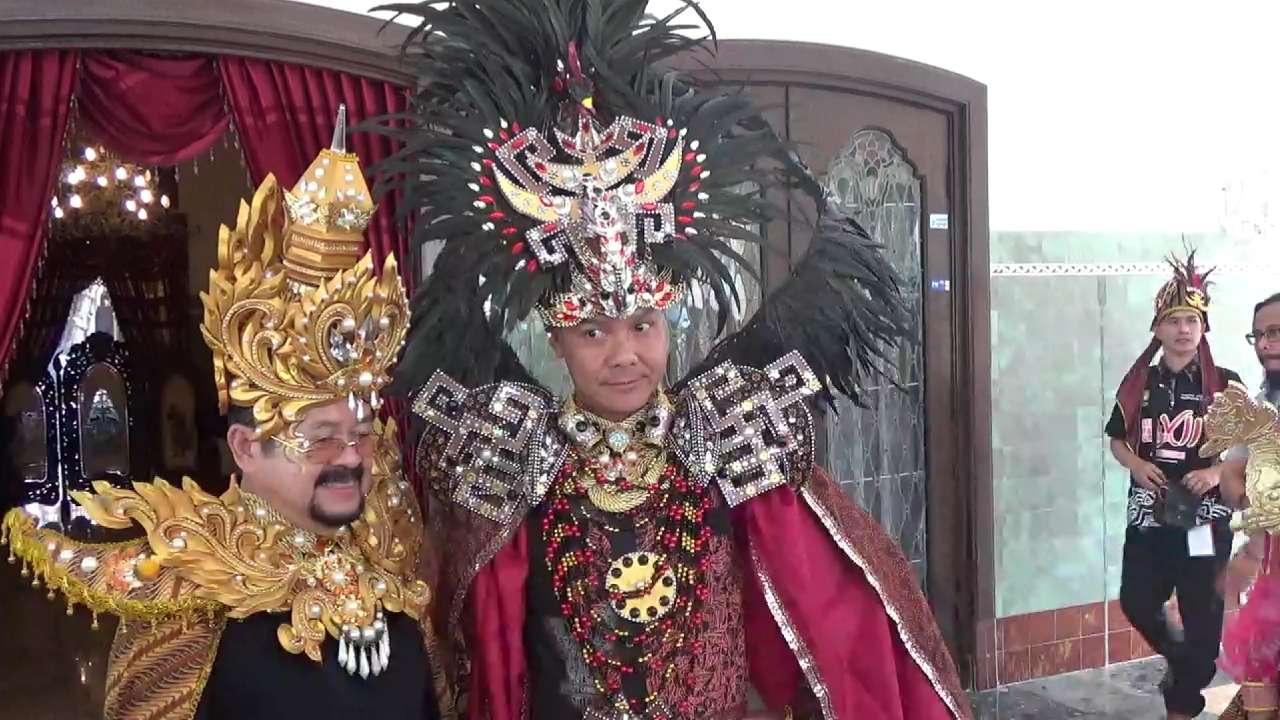 Gubernur Jawa Tengah, Ganjar Pranowo menjadi peserta Solo Batik Carnival (SBC) ke-XII 2019 di Solo, Jawa Tengah, pada Sabtu (27/7). (MP/Ismail)