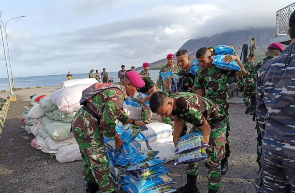 Kemensos Mulai Bagikan Bantuan Bagi Warga Terdampak Erupsi Gunung Ruang