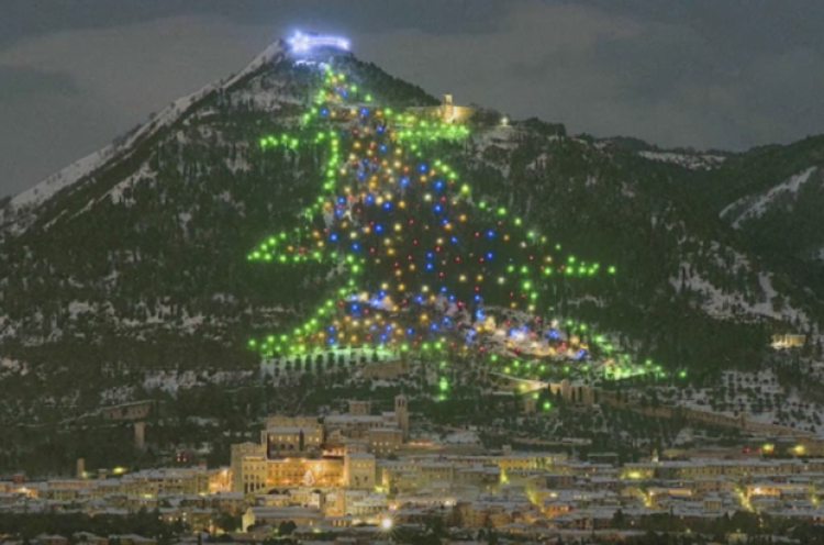 Heboh! Kota Kecil ini Menyalakan Pohon Natal Terbesar Dunia