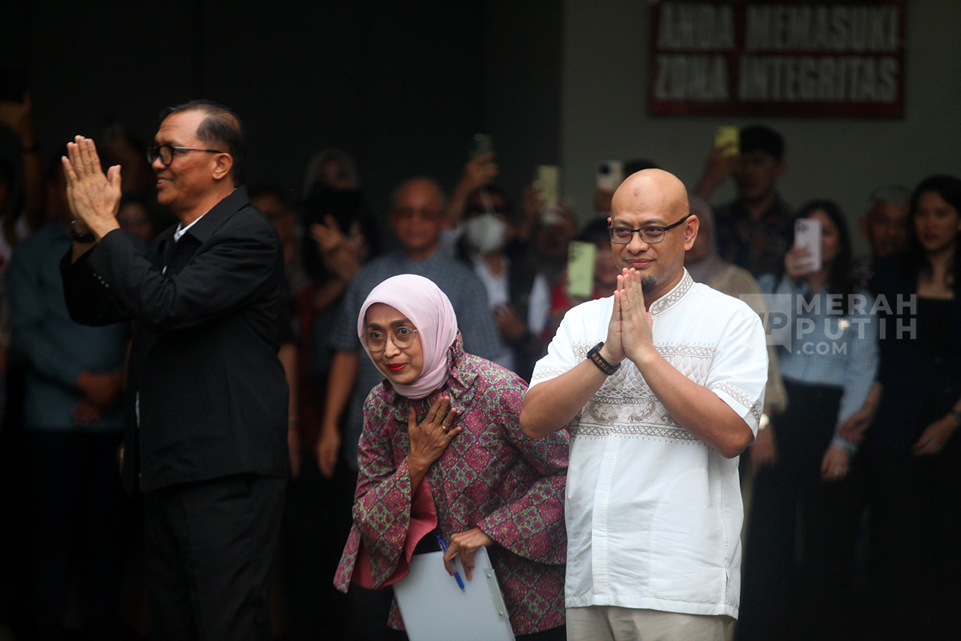 Momen Haru Mantan Terpidana Dirut ASDP Ira Puspadewi Resmi Bebas dari Rumah Tahanan KPK 