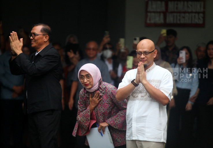 Momen Haru Mantan Terpidana Dirut ASDP Ira Puspadewi Resmi Bebas dari Rumah Tahanan KPK 