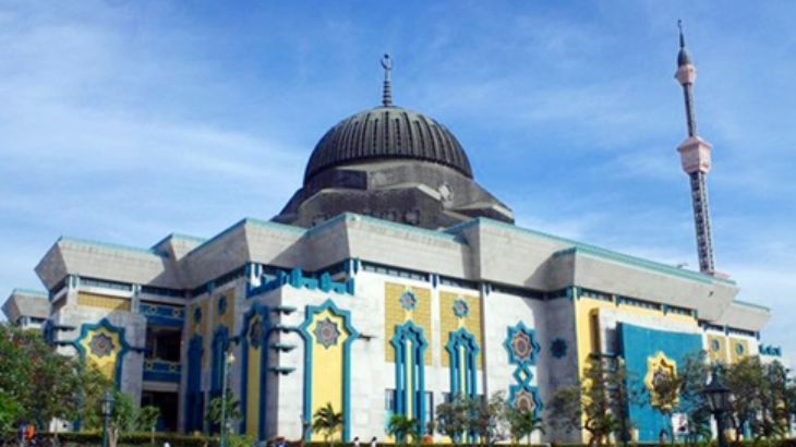 Kubah Menara Masjid Islamic Center Miring Diterpa Angin Kencang