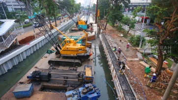 Pembangunan Turap Kali Cideng untuk Cegah Longsor dan Percantik Kawasan Kuningan 
