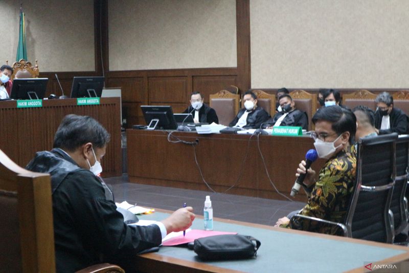 Mantan Direktur Utama Perusahaan Umum Daerah (Perumda) Pembangunan Sarana Jaya (PSJ) Yoory Corneles sebagai terdakwa perkara dugaan korupsi pengadaan tanah proyek "Rumah DP 0 Rupiah" menjawab pertanyaan dari Jaksa Penuntut Umum (JPU) KPK di pengadilan Tindak Pidana Korupsi (Tipikor) Jakarta, Kamis (3/2/2022). (ANTARA/Desca Lidya Natalia)