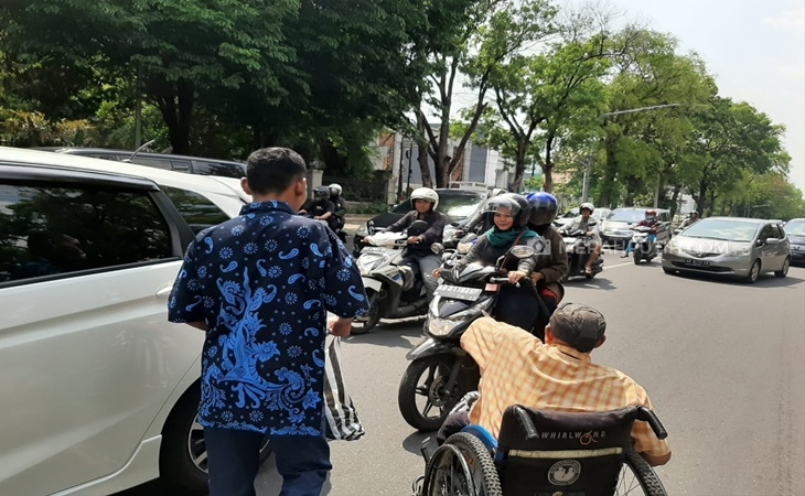 Hari Disabilitas Internasional, Kaum Difabel Solo Bagikan Souvernir Hasil Karya Sendiri