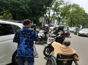 Hari Disabilitas Internasional, Kaum Difabel Solo Bagikan Souvernir Hasil Karya Sendiri