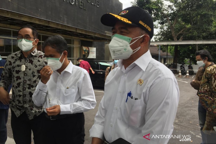 Menteri Koordinator Bidang Pembangunan Manusia dan Kebudayaan (Menko PMK) Muhadjir Effendy saat mengunjungi Hotel University Club UGM yang dijadikan selter pasien COVID-19 di Yogyakarta, Jumat (16/7/2021). ANTARA/Luqman Hakim