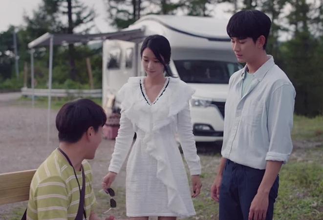 Baju putih polos ini ternyata juga merupakan baju termahal selama drama. (Foto: koreaboo.com)