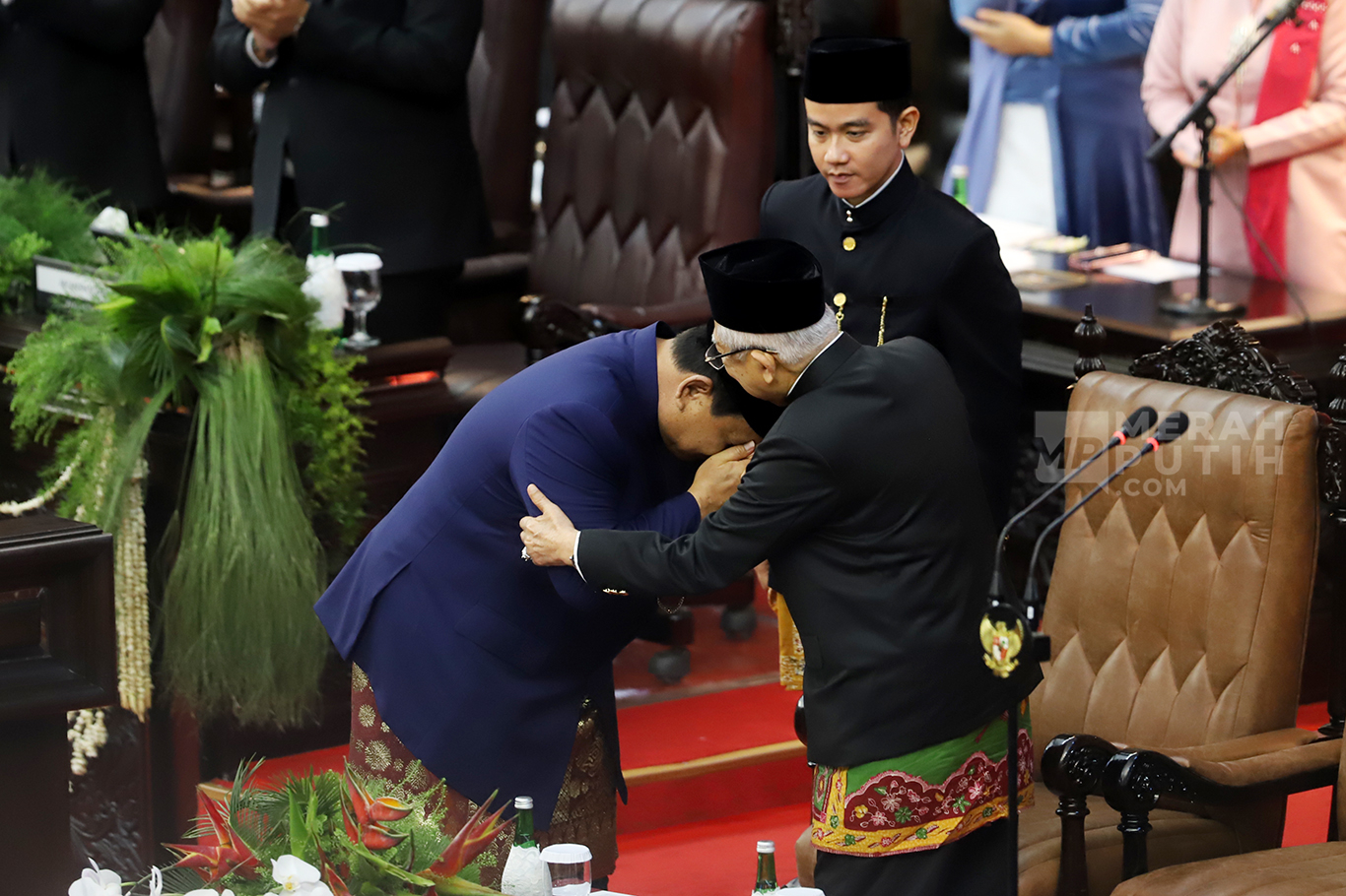 Presiden Prabowo Subianto berjabat tangan dengan Wapres ke-13 Ma'ruf Amin saat Sidang Paripurna Pelantikan Presiden dan Wakil Presiden RI di Gedung Nusantara, Kompleks Parlemen, Senayan, Jakarta, Minggu (20/10/2024).