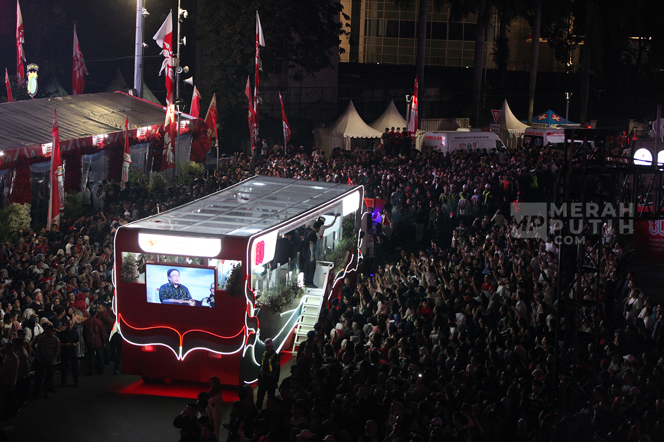 Iring-iringan pawai kendaraan hias saat mengikuti Pesta Rakyat dan Karnaval Kemerdekaan di kawasan Sudirman-Thamrin, Bundaran HI, Jakarta, Minggu (17/8/2025).
 