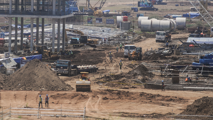 Sejumlah pekerja proyek beraktifitas di kawasan PLTU, Ujungnegoro, Kabupaten Batang, Jawa Tengah, Jumat (16/3). Berdasarkan data PT. Bhimasena Power Indonesia (PT. BPI) per 2 Maret 2018, proyek nasional tersebut mempekerjakan pekerja sejumlah total 5.107 orang yang terdiri pekerja lokal Batang 1.481 orang, luar Batang 3.487 orang, pekerja Indonesia 4.968 orang dan tenaga asing sebanyak 139 orang. ANTARA FOTO/Harviyan Perdana Putra/18