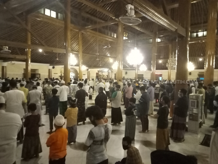 Masjid Agung Keraton Kasunanan Surakarta Hadiningrat menggelar salat Tarawih perdana Senin (12/4) malam. (MP/Ismail)