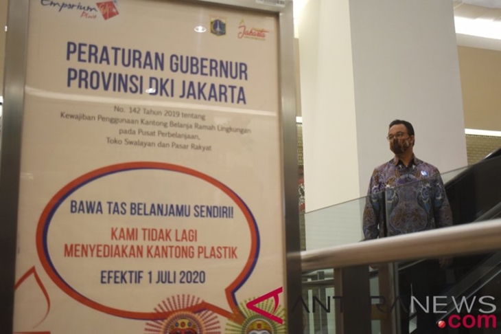 Penerapan aturan kantong belanja ramah lingkungan Gubernur DKI Jakarta Anies Baswedan mengunjungi salah satu pusat perbelanjaan di Jakarta Utara, Kamis (11/6/2020). Per tanggal 1 Juli 2020, Pemerintah DKI Jakarta memberlakukan Peraturan Gubernur Nomor 142 tahun 2019 tentang kewajiban penggunaan kantong belanja ramah lingkungan pada pusat perbelanjaan, toko swalayan dan pasar rakyat. ANTARA/Fauzi Lamboka (ANTARA/FAUZI LAMBOKA)