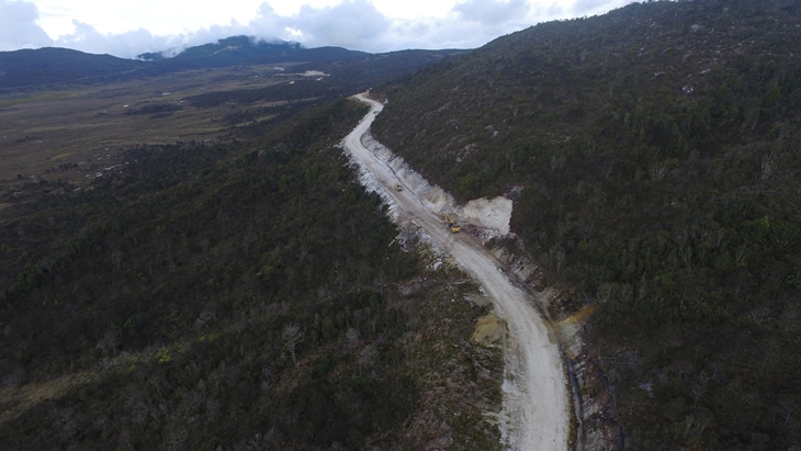 Pemandangan jalan trans Papua dari Wamena