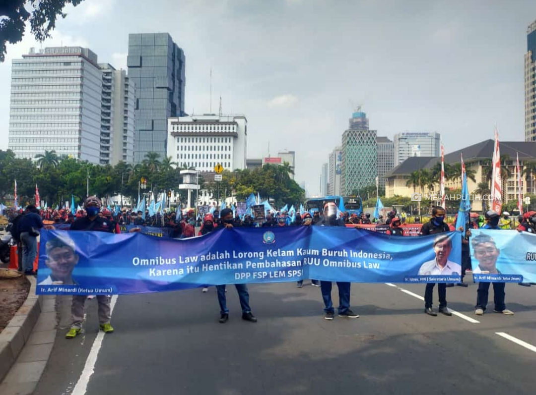 Tolak RUU Ciptaker, Ratusan Buruh Kepung Istana