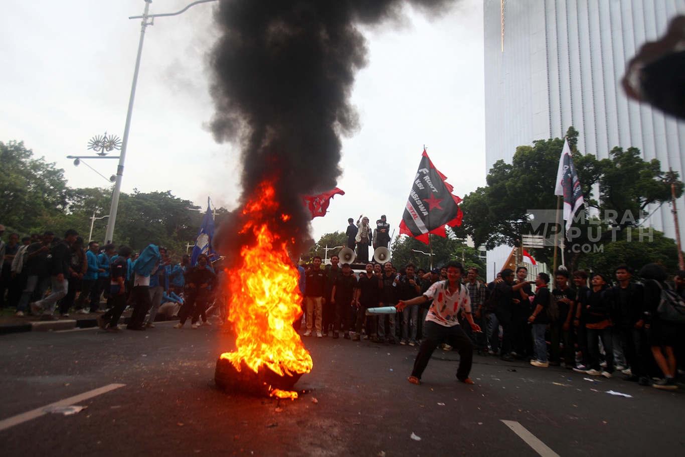 Aksi Demo Mahasiswa Peringatan Satu Tahun Pemerintahan Prabowo-Gibran di Jakarta