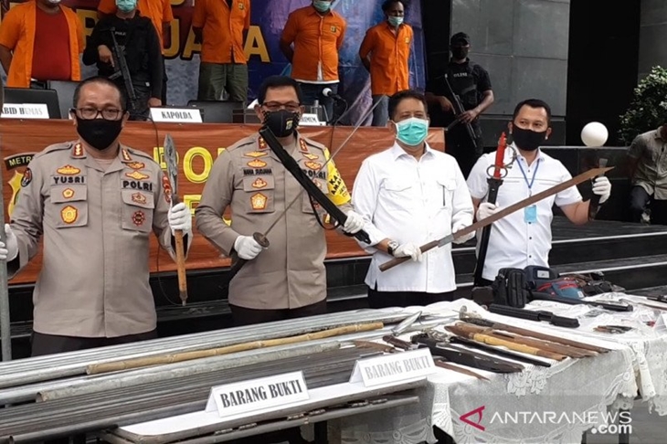 Kapolda Metro Jaya Inspektur Jenderal Polisi Nana Sudjana (kedua kiri) perlihatkan barang bukti senjata tajam yang disita petugas dalam jumpa pers penangkapan kelompok John Kei di Mako Polda Metro Jaya, Senin (22/6/2020). ANTARA/Fianda Rassat