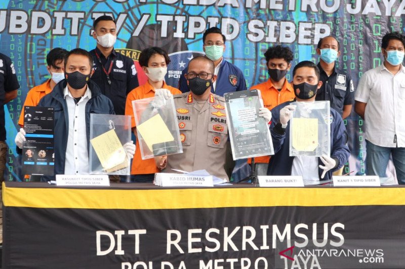 Penyidik Polda Metro Jaya meringkus tiga orang pelaku pemalsuan surat tes usap (swab test) PCR yang dipasarkan secara daring melalui media sosial. ANTARA/Fianda Sjofjan Rassat