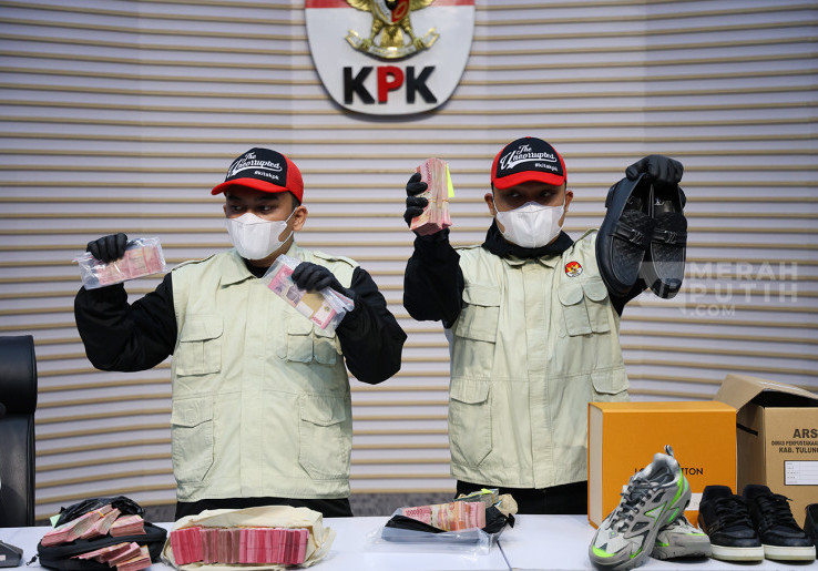 KPK Sita Uang Rp 95 Juta setelah Geledah 4 Lokasi Terkait dengan Kasus Tulungagung