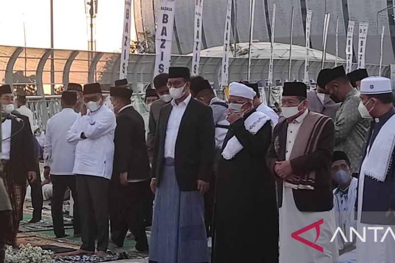 Salat Idul Adha di JIS, Anies Baswedan Bawa Anak Istri 