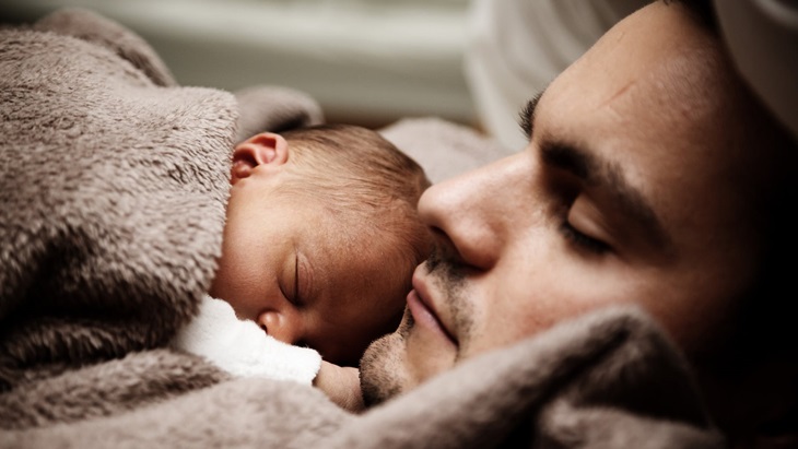 Bukan Cuma Perempuan, Pria juga Bisa Mengalami Baby Blues