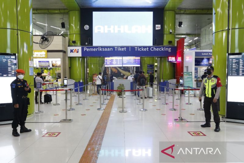 Petugas berjaga di pintu keberangkatan Stasiun Gambir, Jakarta Pusat, Senin (11/4/2022). ANTARA/HO-PT KAI Daop 1 Jakarta